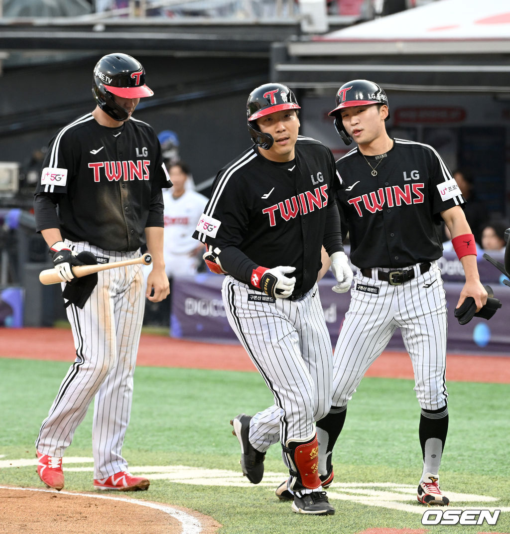 18일 오후 경기도 수원 KT위즈파크에서 ‘2022 신한은행 SOL KBO리그’ KT 위즈와 LG 트윈스의 경기가 열렸다.1회초 무사 1, 2루 상황 LG 김현수가 선제 우월 스리런포를 날리고 홈을 밟으며 홍창기-박해민과 기뻐하고 있다. 2022.05.18 / dreamer@osen.co.kr