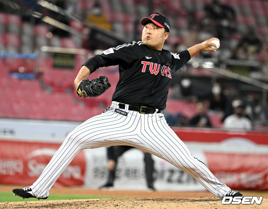 18일 오후 경기도 수원 KT위즈파크에서 ‘2022 신한은행 SOL KBO리그’ KT 위즈와 LG 트윈스의 경기가 열렸다.4회말 2사 1, 2루 상황 마운드에 오른 LG 투수 이우찬이 힘차게 공을 뿌리고 있다. 2022.05.18 / dreamer@osen.co.kr