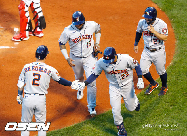 [사진] 휴스턴 마이클 브랜틀리(오른쪽에서 두 번째)가 홈런을 치고 동료들과 기뻐하고 있다. ⓒGettyimages(무단전재 및 재배포 금지)