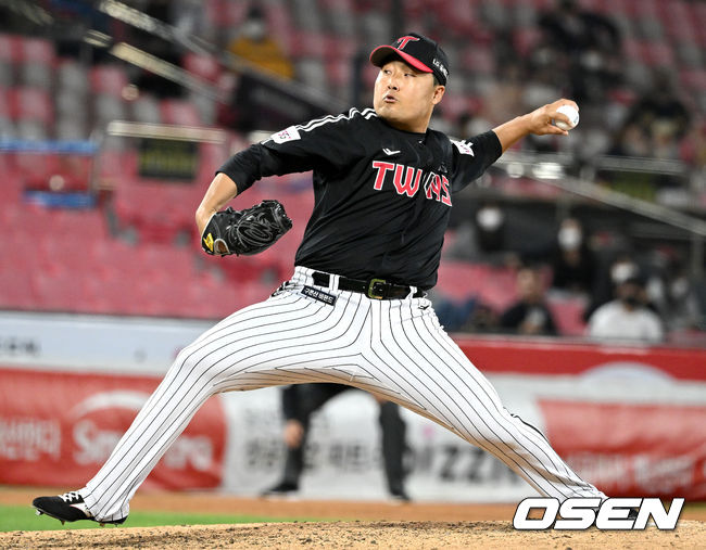 18일 오후 경기도 수원 KT위즈파크에서 ‘2022 신한은행 SOL KBO리그’ KT 위즈와 LG 트윈스의 경기가 열렸다. 4회말 2사 1, 2루 상황 마운드에 오른 LG 투수 이우찬이 힘차게 공을 뿌리고 있다. 2022.05.18 / dreamer@osen.co.kr