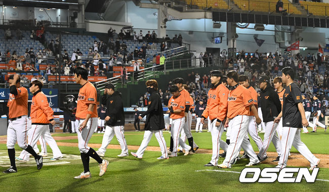 한화 선수들이 패배를 아쉬워하고 있다. /OSEN DB