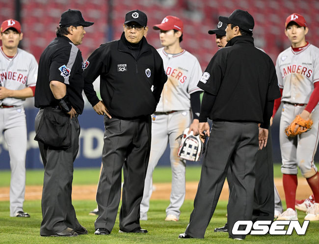 연장 11회말 1사 만루 두산 조수행이 좌익수 앞 안타를 친 뒤 1루로 진루했다. 하지만 이때 SSG 좌익수 오태곤이 유격수 박성한에게 타구를 전달, 박성한이 진루하지 않은 두산 2루 주자 정수빈을 태그아웃 시킨 뒤 2루 베이스를 밟아 1루 주자 안재석을 포스아웃 시켰다. 연장 11회말 1사 만루 두산 조수행의 좌익수 앞 땅볼 때 주심들이 판정 논의를 하고 있다. 2022.05.18 