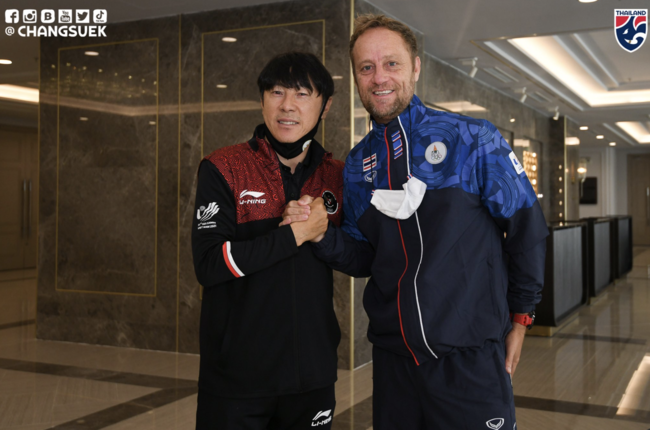 [사진] 왼쪽부터 신태용 감독과 알렉산드로 폴킹 감독 / Changsuek_TH 트위터 캡처.