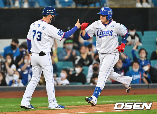 삼성 오선진(오른쪽)이 홈런을 치고 난 뒤 김재걸 코치와 주먹을 부딪치고 있다. /OSEN DB