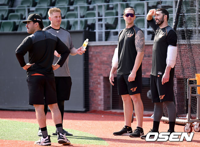 한화 터크먼, SSG 크론, 한화 킹험, 카펜터(왼쪽부터)가 이야기를 나누고 있다. 2022.05.04 /OSEN DB