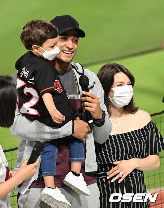 <br />18일 오후 경기도 수원 KT위즈파크에서 ‘2022 신한은행 SOL KBO리그’ KT 위즈와 LG 트윈스의 경기가 열렸다.<br /><br />5회말 클리닝 타임 때 부상으로 KT를 떠나는 외국인투수 쿠에바스가 가족들과 응원단상에 올라 팬들에게 인사를 전하고 있다. 2022.05.18 / dreamer@osen.co.kr