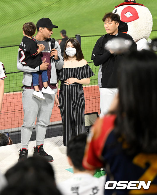 <br />18일 오후 경기도 수원 KT위즈파크에서 ‘2022 신한은행 SOL KBO리그’ KT 위즈와 LG 트윈스의 경기가 열렸다.<br /><br />5회말 클리닝 타임 때 부상으로 KT를 떠나는 외국인투수 쿠에바스가 가족들과 응원단상에 올라 팬들에게 인사를 전하고 있다. 2022.05.18 / dreamer@osen.co.kr