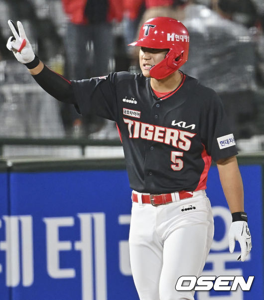 KIA 타이거즈 김도영이 18일 롯데 자이언츠와의 사직 경기에서 5회초 중견수 키를 넘기는 3루타를 치고 세리머니를 하고 있다. 2022.05.18 / foto0307@osen.co.kr