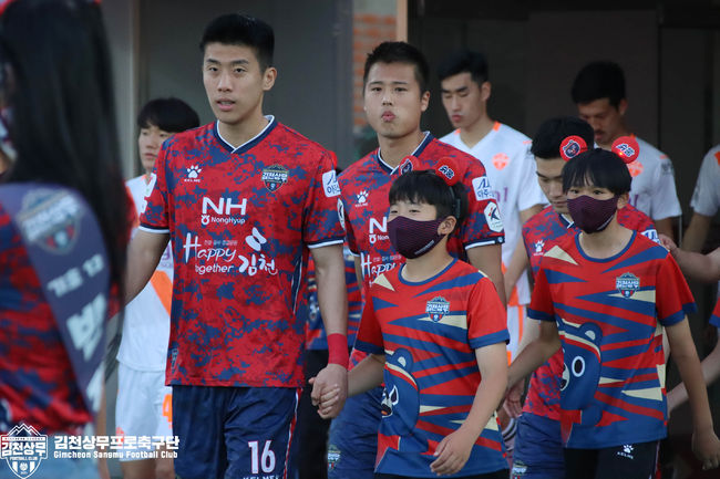 [사진] 권혁규(왼쪽), 김주성 / 김천상무 제공