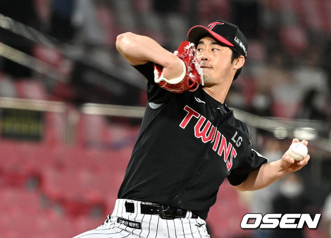 18일 오후 경기도 수원 KT위즈파크에서 ‘2022 신한은행 SOL KBO리그’ KT 위즈와 LG 트윈스의 경기가 열렸다. 8회말 마운드에 오른 LG 투수 진해수가 힘차게 공을 뿌리고 있다. 2022.05.18 / dreamer@osen.co.kr