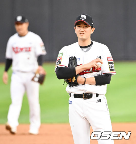 1회초 2사 3루 LG 채은성에게 선취 1타점 적시타를 허용한 KT 선발투수 고영표가 아쉬워하고 있다. 2022.05.19 / soul1014@osen.co.kr