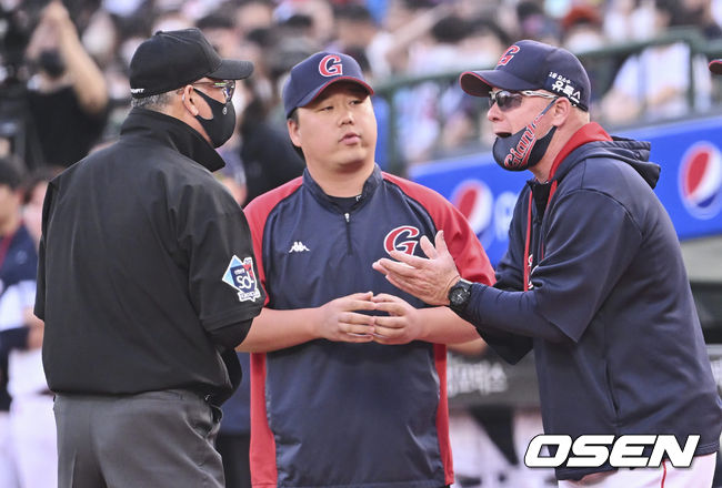 롯데 자이언츠 래리 서튼 감독이 KIA 타이거즈 소크라테스 타구 파울 비디오판독에 항의하고 있다. 2022.05.18 / foto0307@osen.co.kr