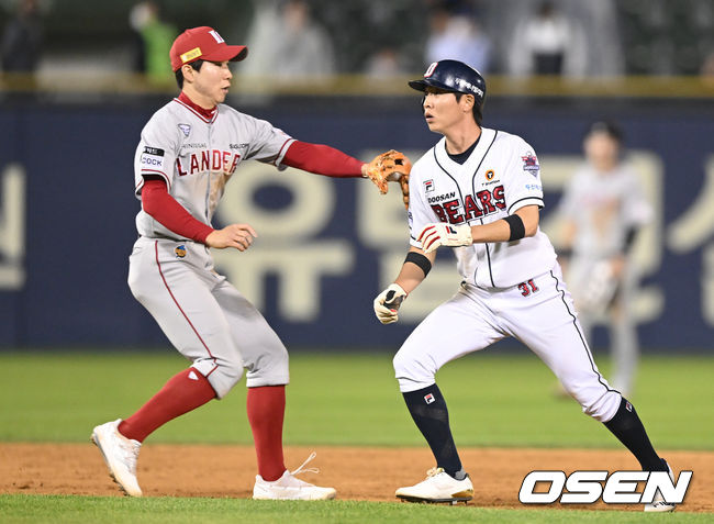 18일 오후 서울 잠실야구장에서 ‘2022 신한은행 SOL KBO 리그’ 두산 베어스와 SSG 랜더스의 경기가 열렸다.연장 11회말 1사 만루 두산 조수행이 내야땅볼을 친 뒤 1루로 진루했다. 하지만 이때 SSG 좌익수 오태곤이 유격수 박성한에게 타구를 전달, 박성한이 진루하지않은 두산 2루 주자 정수빈을 태그아웃 시킨 뒤 2루 베이스를 밟아 1루 주자 안재석을 포스아웃 시켰다. 연장 11회말 1사 만루 두산 조수행의 내야땅볼 때 두산 2루 주자 정수빈이 SSG 유격수 박성한에게 태그아웃되고 있다. 2022.05.18 /ksl0919@osen.co.kr
