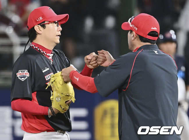 KIA 타이거즈 양현종이 8회말 2사 1루 상황에서 마운드를 내려오며 서재응 코치와 하이파이브를 하고 있다. 2022.05.19 / foto0307@osen.co.kr