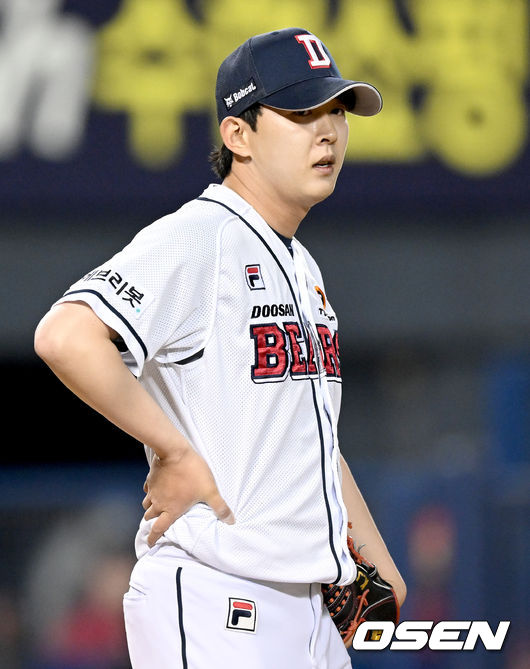 19일 오후 서울 잠실야구장에서 ‘2022 신한은행 SOL KBO 리그’ 두산 베어스와 SSG 랜더스의 경기가 열렸다.4회초 1사 만루 두산 박정수의 폭투 때 SSG 3루 주자 추신수가 득점을 올렸다. 폭투를 던진 두산 박정수가 아쉬워하고 있다. 2022.05.19 /ksl0919@osen.co.kr