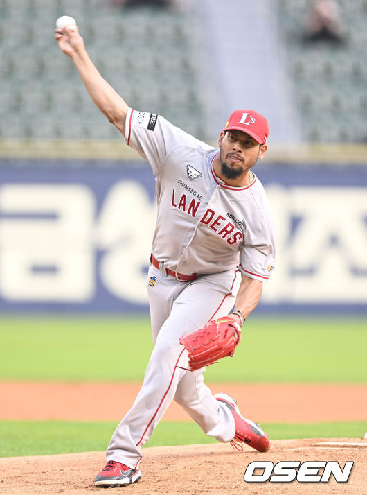 19일 오후 서울 잠실야구장에서 ‘2022 신한은행 SOL KBO 리그’ 두산 베어스와 SSG 랜더스의 경기가 열렸다.1회말 SSG 폰트가 마운드에 올라 힘차게 공을 뿌리고 있다. 2022.05.19 /ksl0919@osen.co.kr
