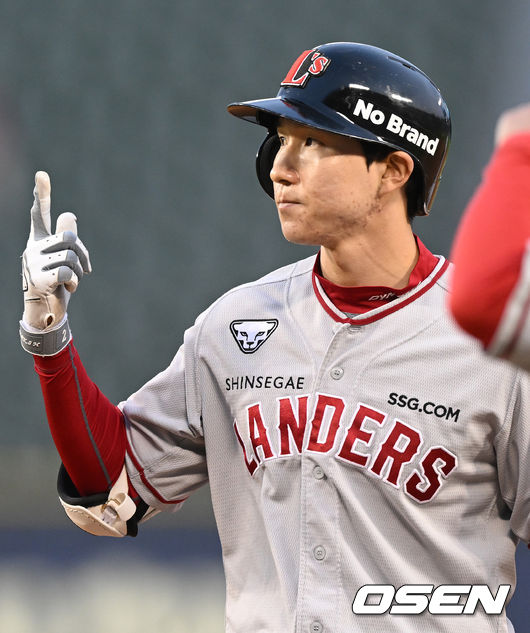 19일 오후 서울 잠실야구장에서 ‘2022 신한은행 SOL KBO 리그’ 두산 베어스와 SSG 랜더스의 경기가 열렸다.3회초 2사 1, 2루 SSG 박성한이 1타점 적시타를 날린 뒤 세레모니를 하고 있다. 2022.05.19 /ksl0919@osen.co.kr