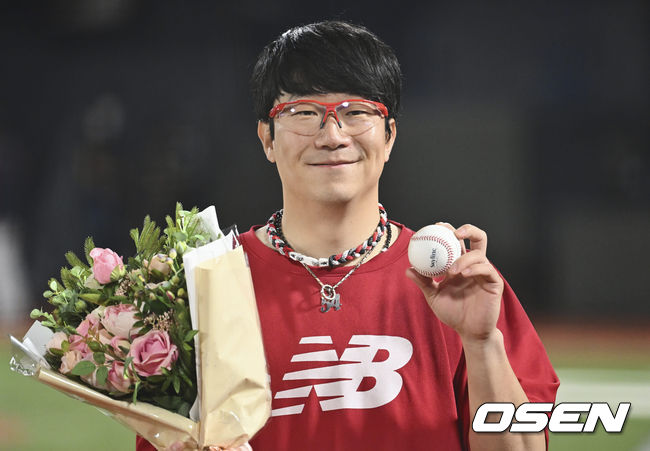 KIA 타이거즈 양현종이 최연소 150승을 달성하고 기록 달성공과 꽃다발을 들고 포즈를 취하고 있다. 2022.05.19 / foto0307@osen.co.kr