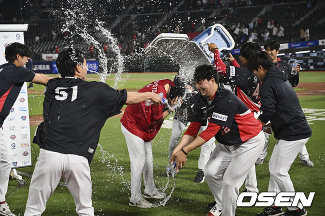 KIA 타이거즈 양현종이 최연소 150승 기록을 달성하고 동료들의 축하 물세례를 받고 있다. 2022.05.19 / foto0307@osen.co.kr