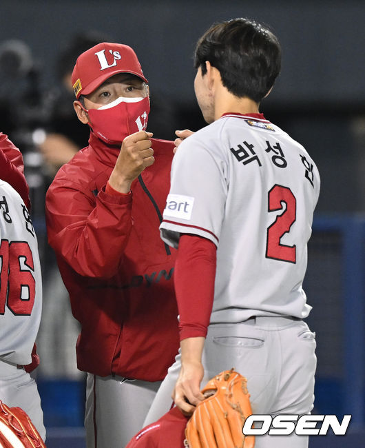 SSG 랜더스가 전날 연장 12회 승리의 기운을 그대로 이었다.SSG 랜더스는 19일 서울 잠실구장에서 열린 2022 신한은행 SOL KBO리그 두산 베어스와의 시즌 6차전에서 9-3으로 승리했다.경기 종료 후 SSG 김원형 감독과 박성한이 하이파이브를 하고 있다. 2022.05.19 /ksl0919@osen.co.kr