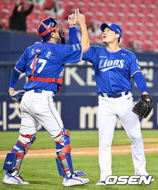 삼성 오승환(오른쪽)이 세이브 후 강민호와 기뻐하고 있다. /OSEN DB