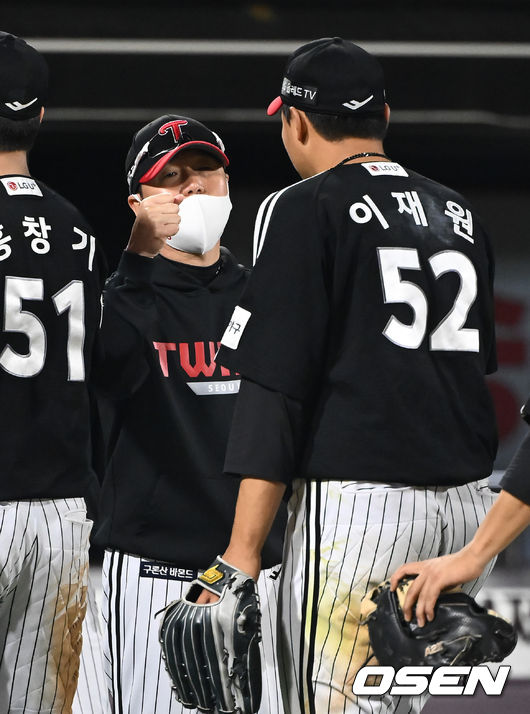 경기종료 후 LG 류지현 감독이 호수비 펼친 이재원과 하이파이브를 하고 있다. 2022.05.19 / soul1014@osen.co.kr