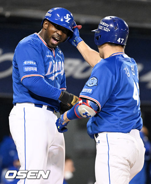 삼성 피렐라(왼쪽)가 홈런을 친 강민호와 기쁨을 나누고 있다. /OSEN DB