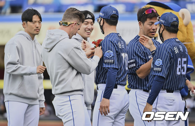 삼성 라이온즈 뷰캐넌이 두산 베어스에게 4-3으로 승리한 후 허삼영 감독에게 스승의 날 카네이션을 달아주고 있다. 2022.05.15 / foto0307@osen.co.kr