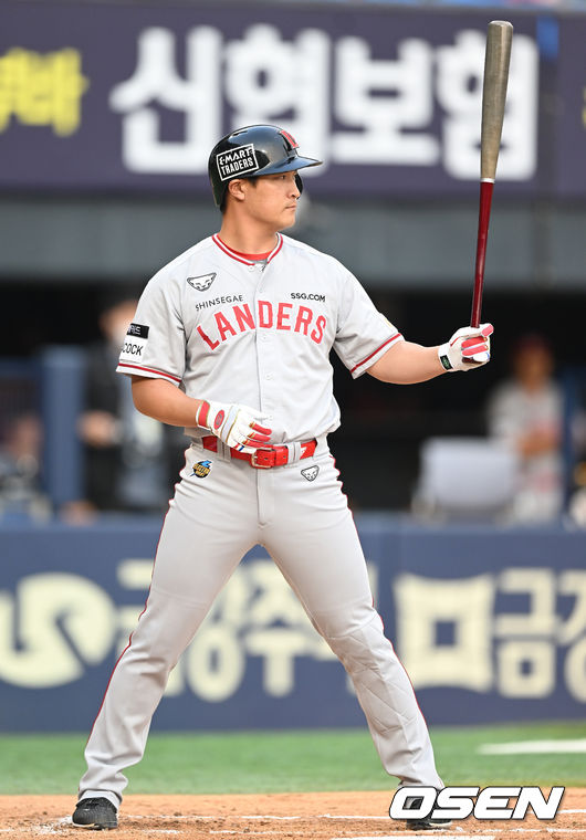 19일 오후 서울 잠실야구장에서 ‘2022 신한은행 SOL KBO 리그’ 두산 베어스와 SSG 랜더스의 경기가 열렸다.2회초 1사 1, 3루 SSG 하재훈이 타석에 들어서고 있다. 2022.05.19 /ksl0919@osen.co.kr