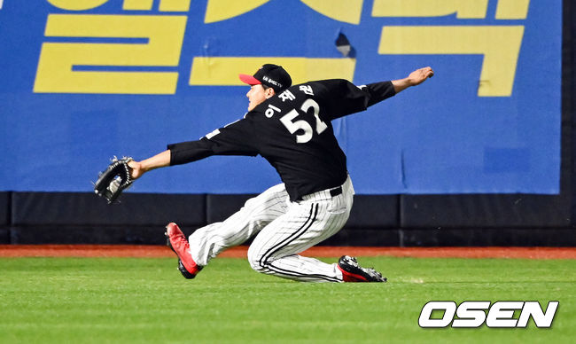19일 오후 수원KT위즈파크에서 ‘2022 신한은행 SOL KBO리그’ KT 위즈와 LG 트윈스의 경기가 진행됐다.<br /><br />5회말 2사 만루 KT 박경수의 안타성 타구를 이재원 좌익수가 호수비 펼치며 잡아내고 있다.  2022.05.19 / soul1014@osen.co.kr<br />