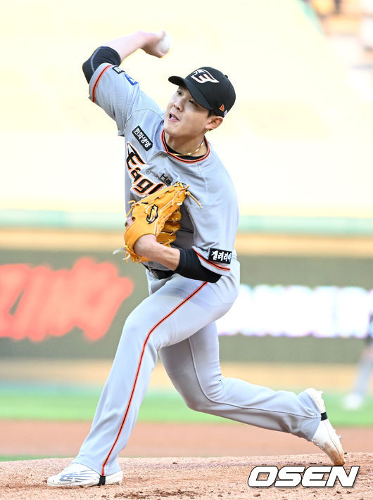 3일 오후 인천 SSG랜더스필드에서 ‘2022 신한은행 SOL KBO리그’ SSG 랜더스와 한화 이글스의 경기가 열렸다.한화 선발 윤대경이 힘차게 공을 뿌리고 있다. 2022.05.03 / dreamer@osen.co.kr