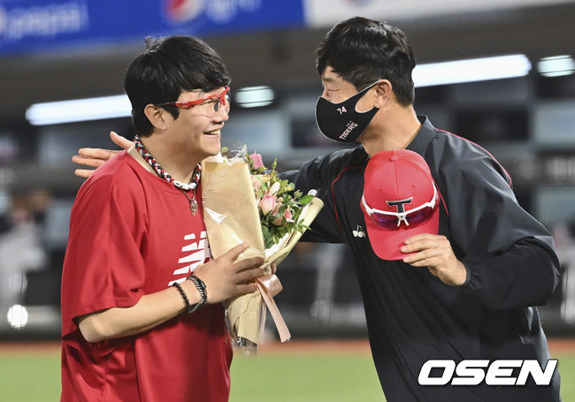 지난 19일 롯데 자이언츠와 사직경기에서 최연소 150승을 달성한 양현종이 김종국 감독에게 축하 꽃다발을 받고 있다. 2022.05.19 / foto0307@osen.co.kr