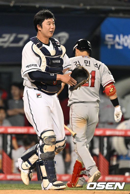 연장 11회초 2사 주자없는 상황 SSG 김민식의 파울 플라이를 잡아내며 이닝을 마무리지은 두산 포수 김민혁이 더그아웃으로 향하며 미소짓고 있다. 2022.05.17 / dreamer@osen.co.kr