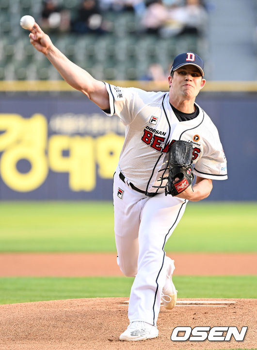 20일 오후 서울 잠실야구장에서 ‘2022 신한은행 SOL KBO리그’ 두산 베어스와 롯데 자이언츠의 경기가 열렸다.<br /><br />1회초 두산 선발 스탁이 힘차게 공을 뿌리고 있다. 2022.05.20 / dreamer@osen.co.kr<br />