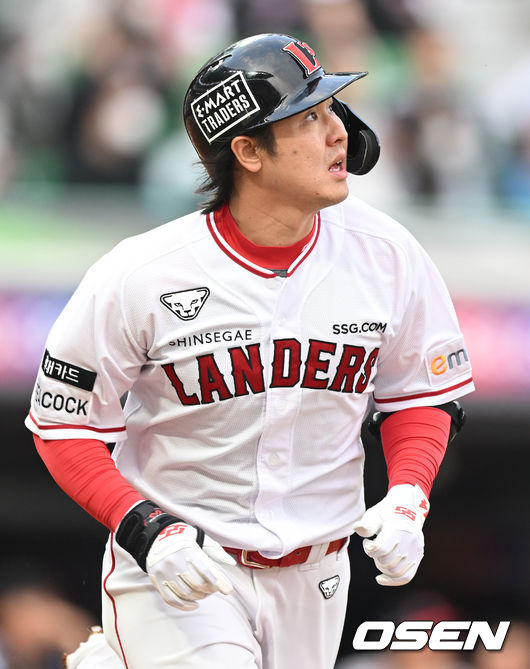 20일 오후 인천 SSG 랜더스필드에서 ‘2022 신한은행 SOL KBO리그’  SSG 랜더스와 LG 트윈스의 경기가 열렸다. 1회말 1사 1루 SSG 최정이 추격의 2점 홈런을 날리고 그라운드르 돌고 있다. 최정은 이 홈런으로 KBO 역대 6번째 1300타점, 3500루타 달성. 2022.05.20 /ksl0919@osen.co.kr