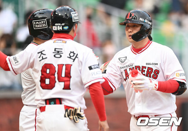 20일 오후 인천 SSG 랜더스필드에서 ‘2022 신한은행 SOL KBO리그’ SSG 랜더스와 LG 트윈스의 경기가 열렸다. 1회말 1사 1루 SSG 최정이 추격의 2점 홈런을 날린 뒤 홈에서 추신수, 조동화 코치와 하이파이브를 하고 있다. 최정은 이 홈런으로 KBO 역대 6번째 1300타점, 3500루타 달성. 2022.05.20 /ksl0919@osen.co.kr