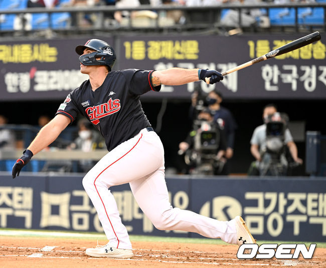 2회초 무사 1루 상황 롯데 피터스가 선제 좌월 투런포를 날리고 있다. 2022.05.20 / dreamer@osen.co.kr