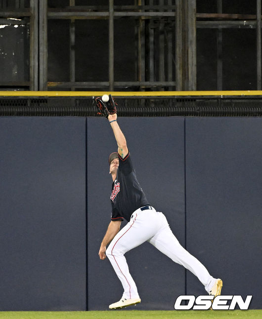 6회말 1사 주자없는 상황 두산 안권수의 뜬공 타구를 롯데 중견수 피터스가 끝까지 쫓아 잡아내고 있다. 2022.05.20 /