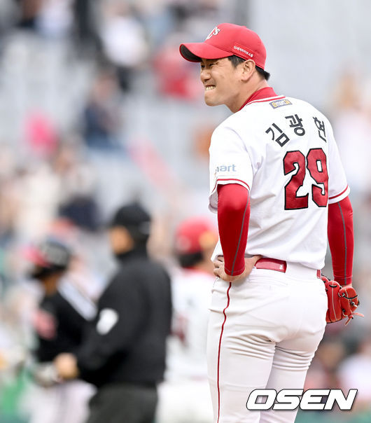 20일 오후 인천 SSG 랜더스필드에서 ‘2022 신한은행 SOL KBO리그’  SSG 랜더스와 LG 트윈스의 경기가 열렸다. 1회초 2사 2, 3루 SSG 선발 김광현이 LG 오지환에게 선취 3점 홈런을 허용, 아쉬워하고 있다. 2022.05.20 /ksl0919@osen.co.kr