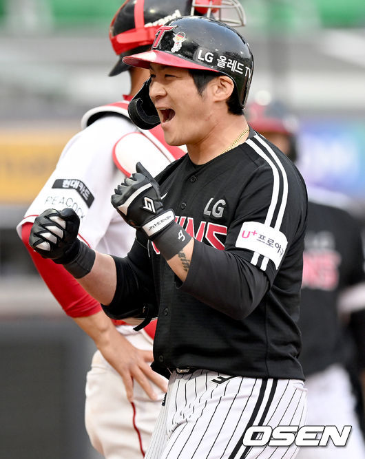 20일 오후 인천 SSG 랜더스필드에서 ‘2022 신한은행 SOL KBO리그’  SSG 랜더스와 LG 트윈스의 경기가 열렸다. 1회초 2사 2, 3루 LG 오지환이 선취 3점 홈런을 날린 뒤 기뻐하고 있다. 2022.05.20 /ksl0919@osen.co.kr