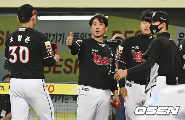 KT 위즈 소형준이 6회말 구자욱을 삼진으로 잡고 동료들의 환영을 받고 있다. 2022.05.20 / foto0307@osen.co.kr