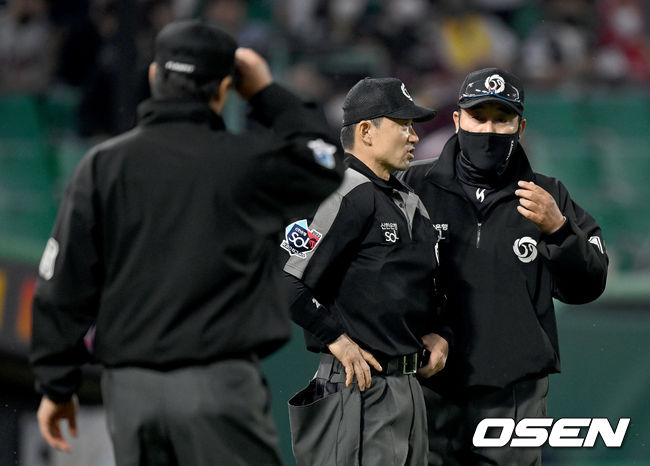 9회말 무사 1, 2루 SSG 최지훈이 끝내기 희생플라이 때 LG 3루수 김민식이 타구를 2루로 송구하는 과정에서 실책을 범했다. 이 실책을 틈타 SSG 3루주자 김민식이 홈쇄도해 역전 득점을 올렸다.주심들이 송구실책 관련 비디오판독 판정 논의를 하고 있다. 2022.05.20 /ksl0919@osen.co.kr