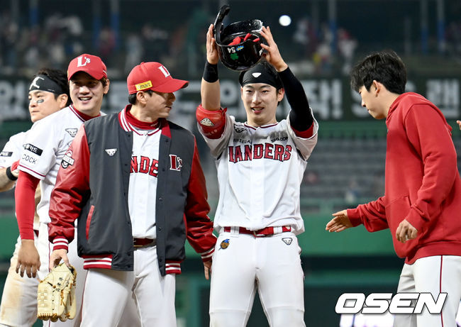 SSG 랜더스가 짜릿한 끝내기 승리를 거뒀다. SSG는 20일 인천 SSG랜더스필드에서 열린 LG와의 경기에서 9회 5-4 끝내기 승리를 거뒀다. 최근 3연승을 달리며 2위 LG와 거리를 4경기 차이로 벌렸다. 승리가 확정된 순간 SSG 선수들이 기쁨을 나누고 있다. 2022.05.20 /ksl0919@osen.co.kr