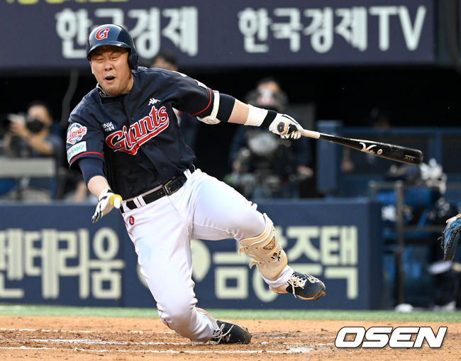 3회초 무사 선두타자로 나선 롯데 안치홍이 자신이 친 파울 타구에 다리를 맞고 쓰러지고 있다. 2022.05.20 / dreamer@osen.co.kr