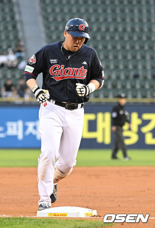 3회초 무사 선두타자로 나선 롯데 안치홍이 달아나는 좌중간 솔로포를 날리고 그라운드를 돌고 있다. 2022.05.20 / dreamer@osen.co.kr