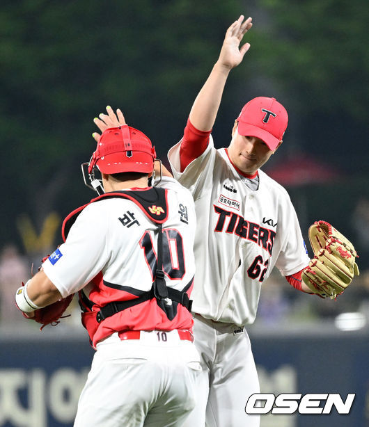 KIA 포수 박동원이 마무리 정해영과 함께 승리의 기쁨을 나누고 있다./OSEN DB