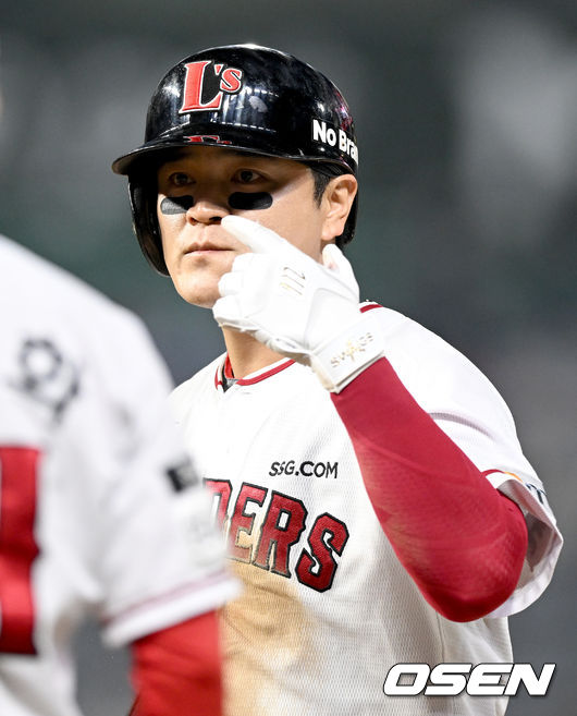 20일 오후 인천 SSG 랜더스필드에서 ‘2022 신한은행 SOL KBO리그’  SSG 랜더스와 LG 트윈스의 경기가 열렸다. 9회말 무사 1루 SSG 추신수가 안타를 날린 뒤 세레모니를 하고 있다. 2022.05.20 /ksl0919@osen.co.kr