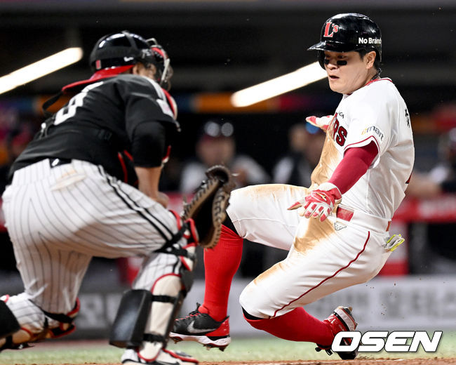 20일 오후 인천 SSG 랜더스필드에서 ‘2022 신한은행 SOL KBO리그’  SSG 랜더스와 LG 트윈스의 경기가 열렸다. 5회말 2사 2루 SSG 최지훈의 1타점 적시타 때 2루 주자 추신수가 홈쇄도해 득점을 올리고 있다. 2022.05.20 /ksl0919@osen.co.kr