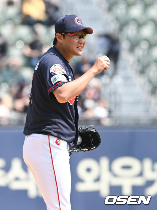 2회말 무사 1루 롯데 선발 박세웅이 두산 허경민에게 몸 맞는 공을 던진 뒤 사과하고 있다. 2022.05.21 /cej@osen.co.kr 