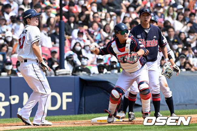 21일 오후 서울 잠실야구장에서 ‘2022 신한은행 SOL KBO리그’ 두산 베어스와 롯데 자이언츠의 경기가 열렸다.2회말 1사 2,3루 두산 박계범의 1타점 땅볼에 2루주자 정수빈이  3루 진루 후 롯데 포수 안중열의 송구 실책을 틈타 득점을 올렸다. 2022.05.21 /cej@osen.co.kr 